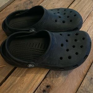 Youth black crocs size 3/5